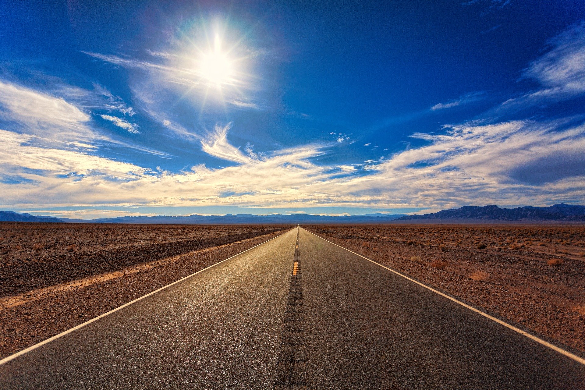 image d'une route vers le soleil et grand paysage sauvage, pour illustrer le chemin de vie 