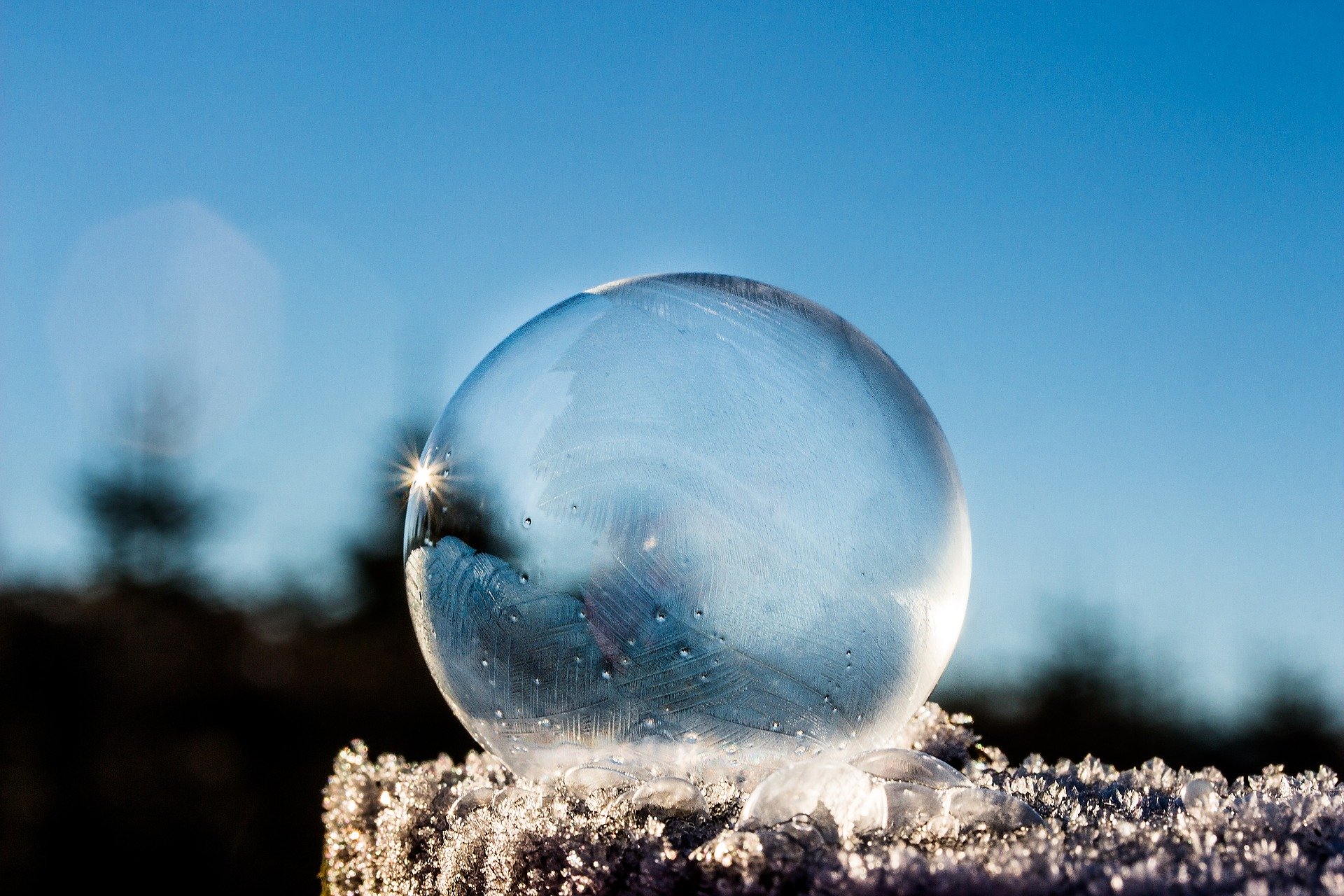 Boule transparente avec cristaux de glace sur fond de ciel bleu,  pour illustrer le potentiel des méthodes de coaching